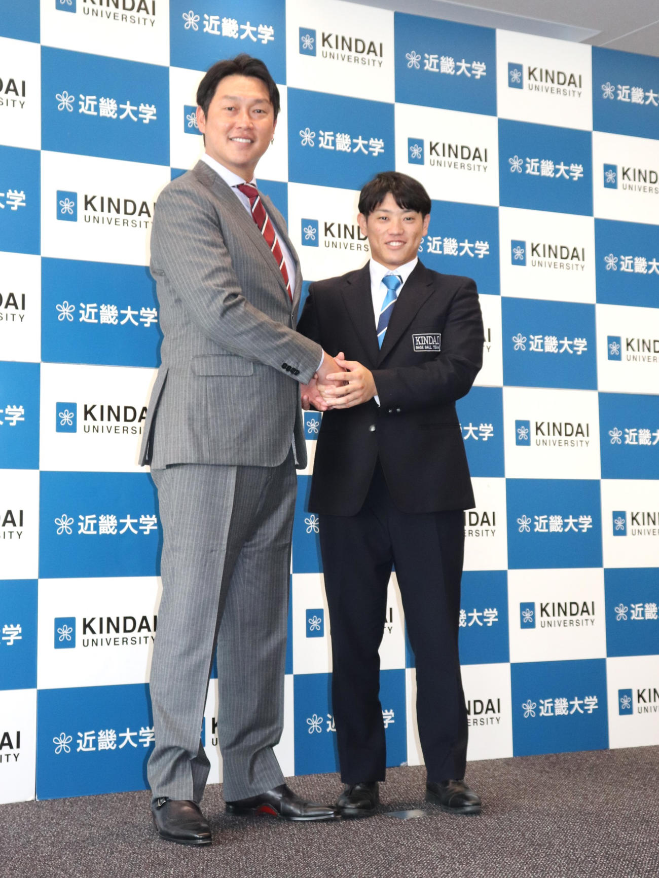 指名あいさつに訪れた広島・新井貴浩監督と握手する、同3位の近大・勝田（撮影・中島麗）