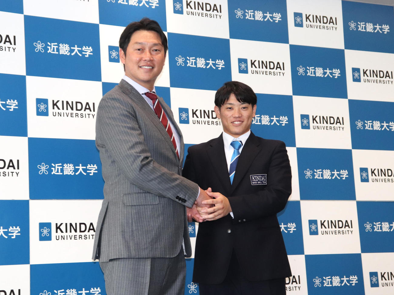 指名あいさつに訪れた広島・新井貴浩監督と握手する、同3位の近大・勝田（撮影・中島麗）