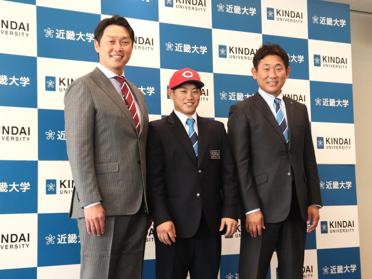 指名あいさつに訪れた広島・新井監督と、同3位の近大・勝田（中央）と広島商OBの近大・光元監督（撮影・中島麗）