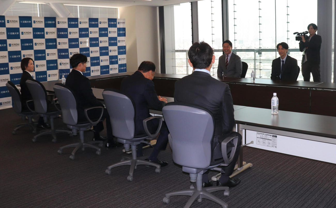 広島・新井監督と鞘師担当スカウトから指名あいさつを受ける同3位の近大・勝田（写真左から2人目）（撮影・中島麗）