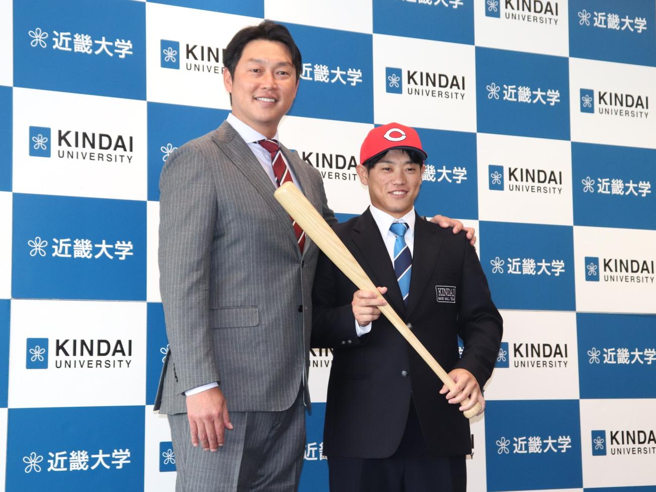指名あいさつに訪れた広島・新井貴浩監督と写真に収まる、同3位の近大・勝田（撮影・中島麗）