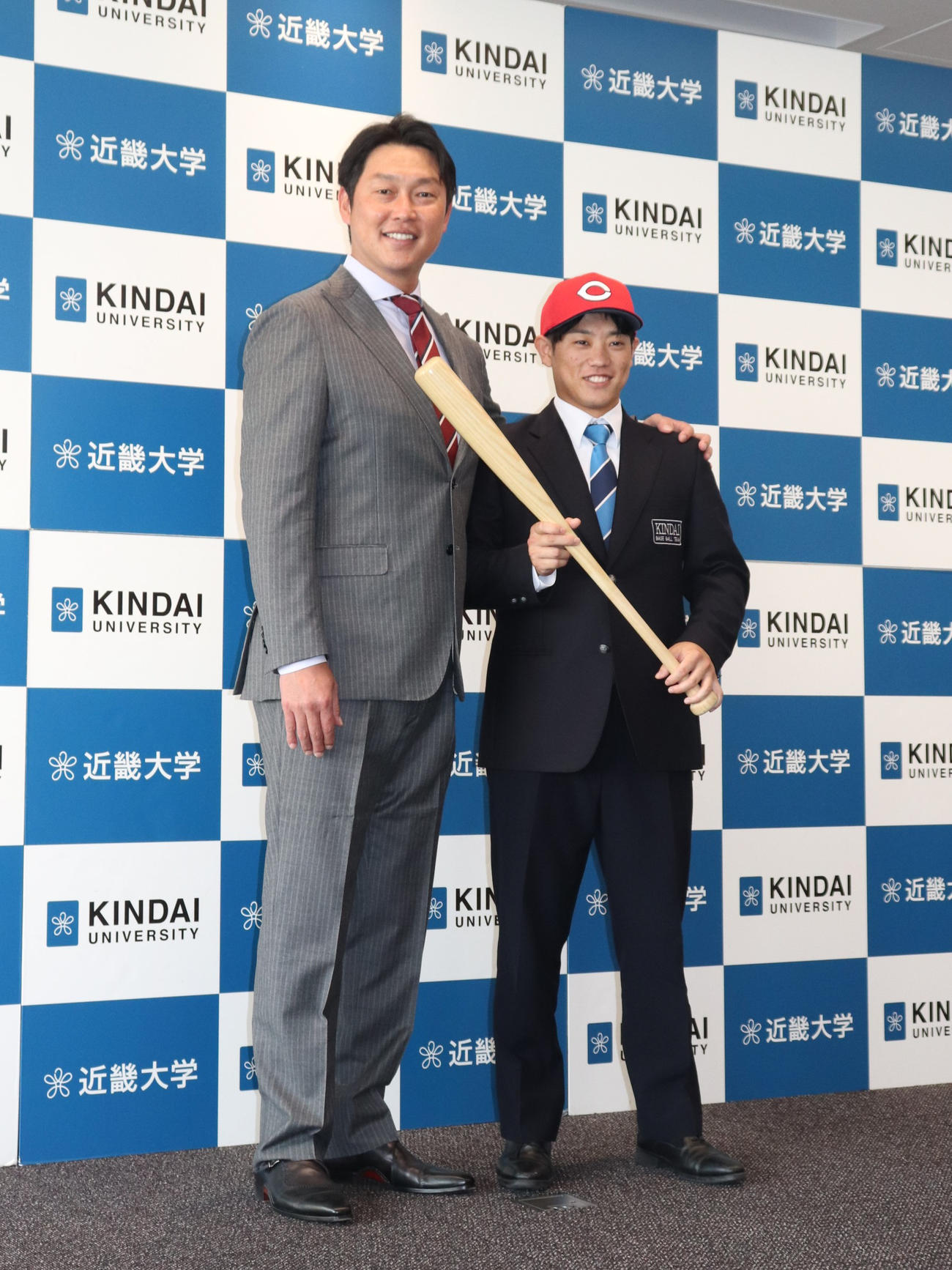 指名あいさつに訪れた広島新井監督（左）と写真に納まる、同3位の近大・勝田（撮影・中島麗）