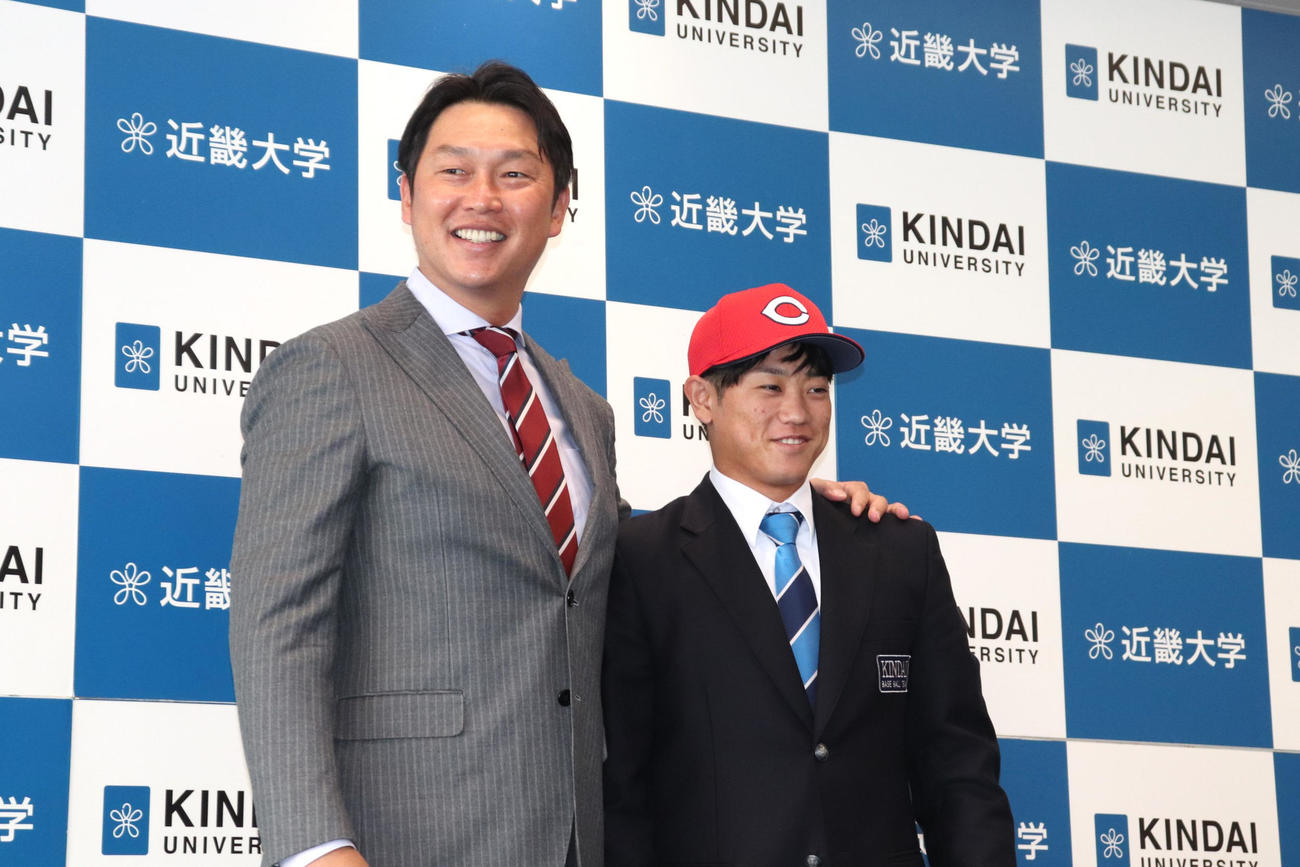 指名あいさつに訪れた広島・新井監督は同3位の近大・勝田の肩を組み、記念撮影に応じる（撮影・中島麗）