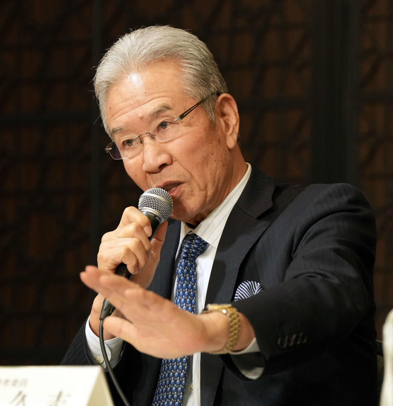 記者の質問に答える山田久志氏（撮影・たえ見朱実）