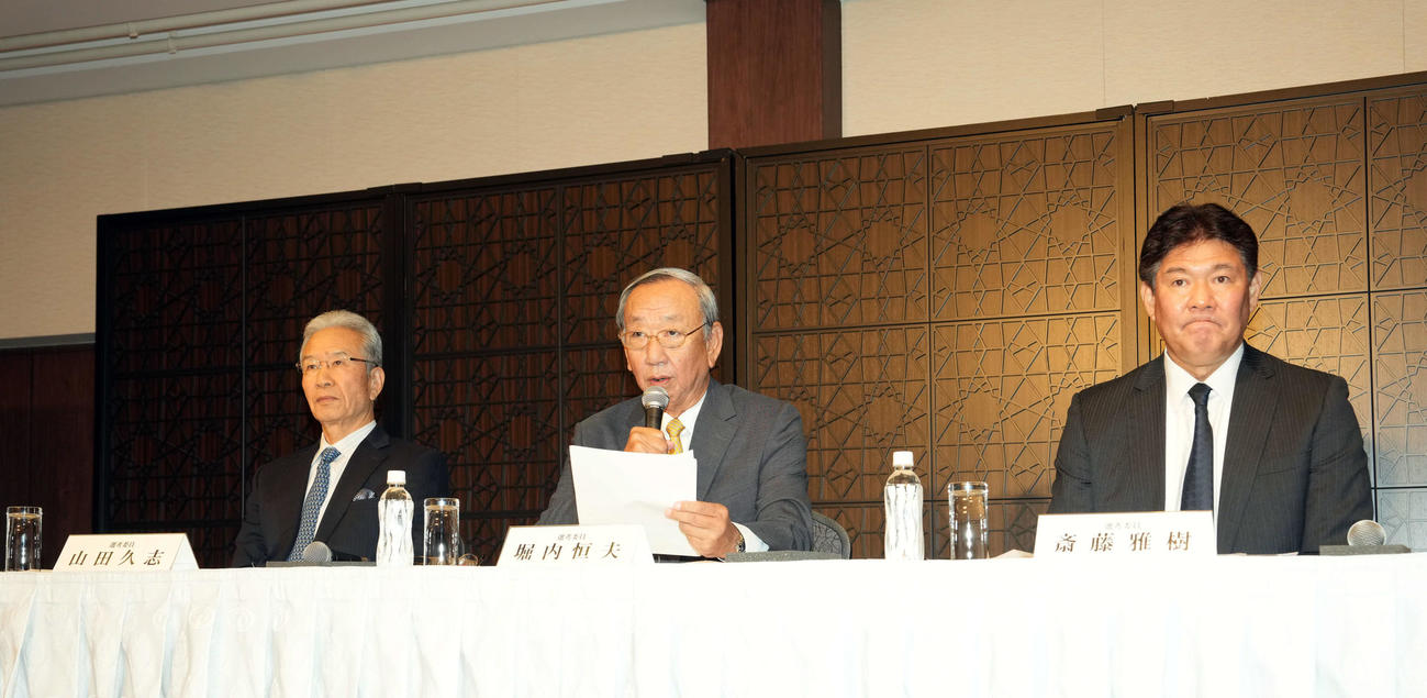 2025年度沢村賞選考結果発表会見に登壇した選考委員。左から山田久志氏、堀内恒夫委員長、斎藤雅樹氏（撮影・たえ見朱実）