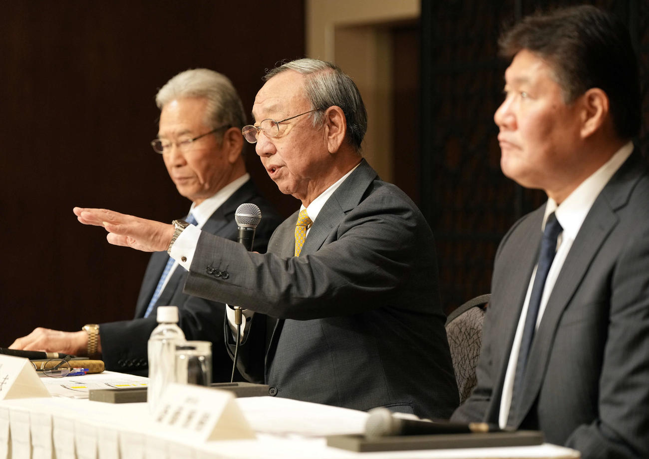 2025年度沢村賞選考結果発表会見に登壇し、記者の質問に答える堀内恒夫委員長（中央）。左から選考委員の山田久志氏、1人おいて斎藤雅樹氏（撮影・たえ見朱実）