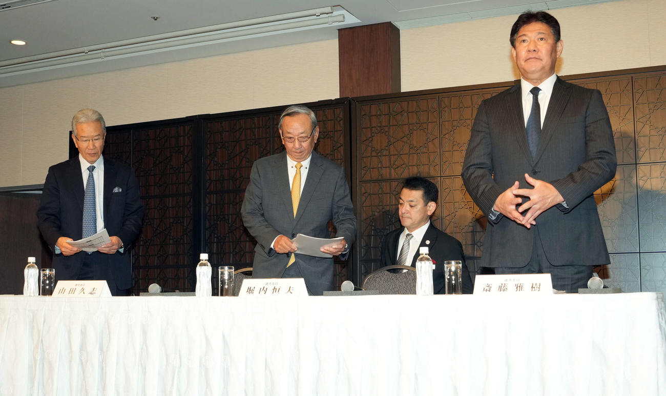 2025年度沢村賞選考結果発表会見に登壇した選考委員。左から山田久志氏、堀内恒夫委員長、斎藤雅樹氏（撮影・たえ見朱実）