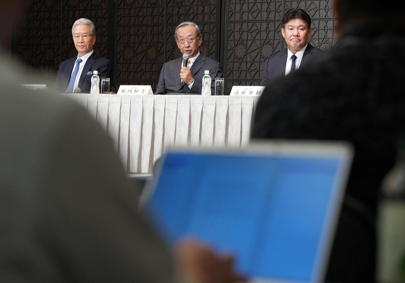 2025年度沢村賞選考結果発表会見に登壇した選考委員。左から山田久志氏、堀内恒夫委員長、斎藤雅樹氏（撮影・たえ見朱実）