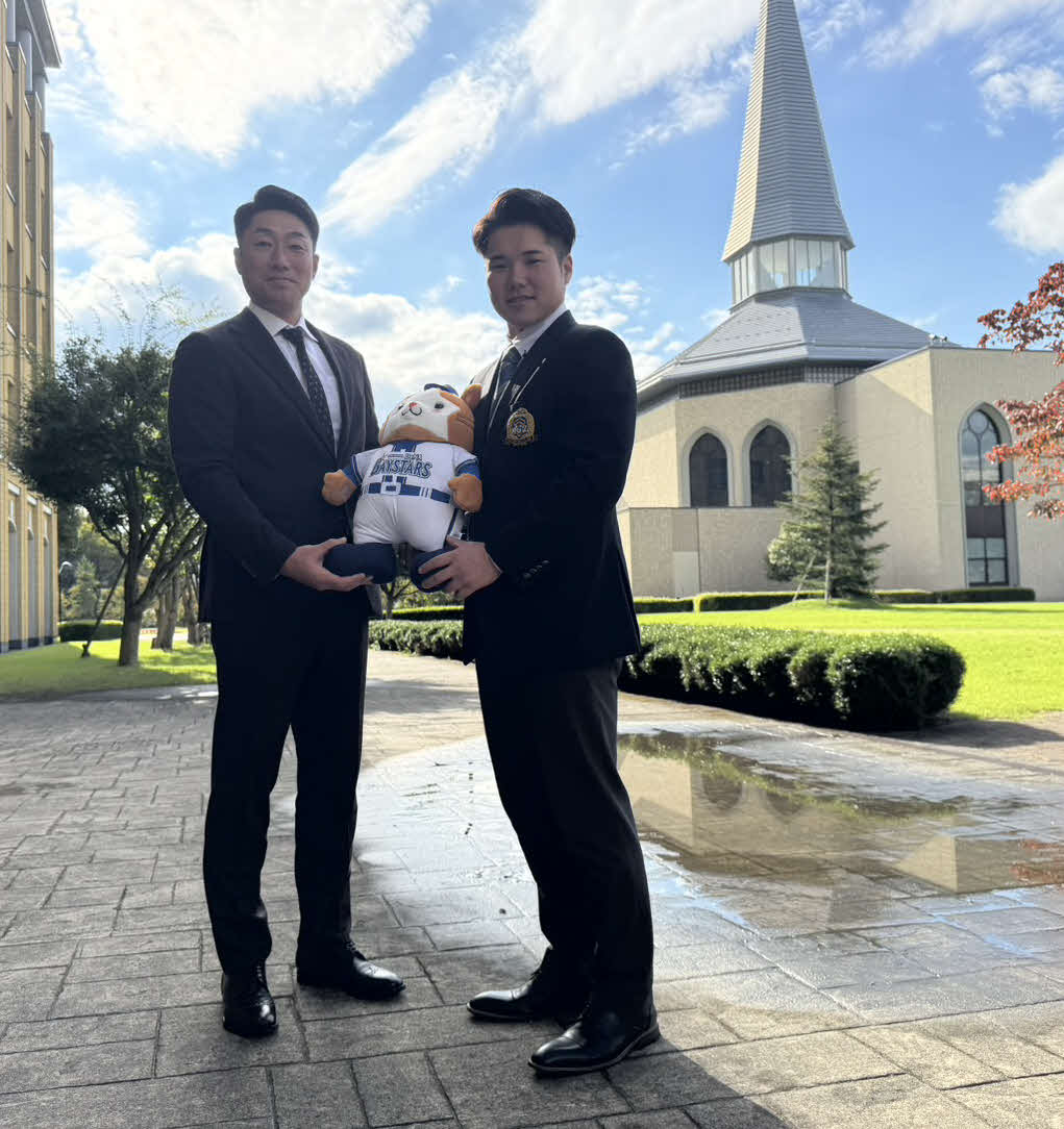 指名あいさつを受けたDeNAドラフト1位の青学大・小田（右）と相川新監督（撮影・小早川宗一郎）