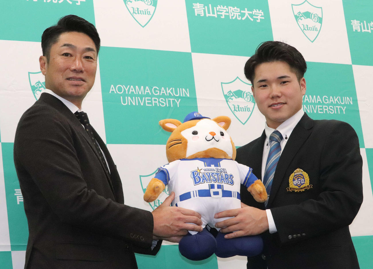 指名あいさつを受けたDeNAドラフト1位の青学大・小田（右）と相川新監督（撮影・小早川宗一郎）