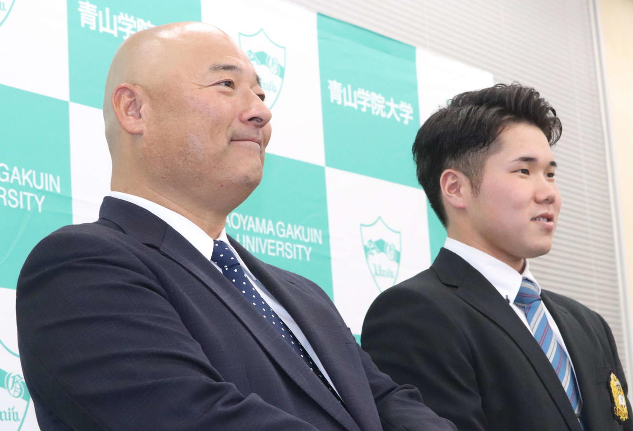 指名あいさつを受けたDeNAドラフト1位の青学大・小田（右）と安藤監督（左）（撮影・小早川宗一郎）