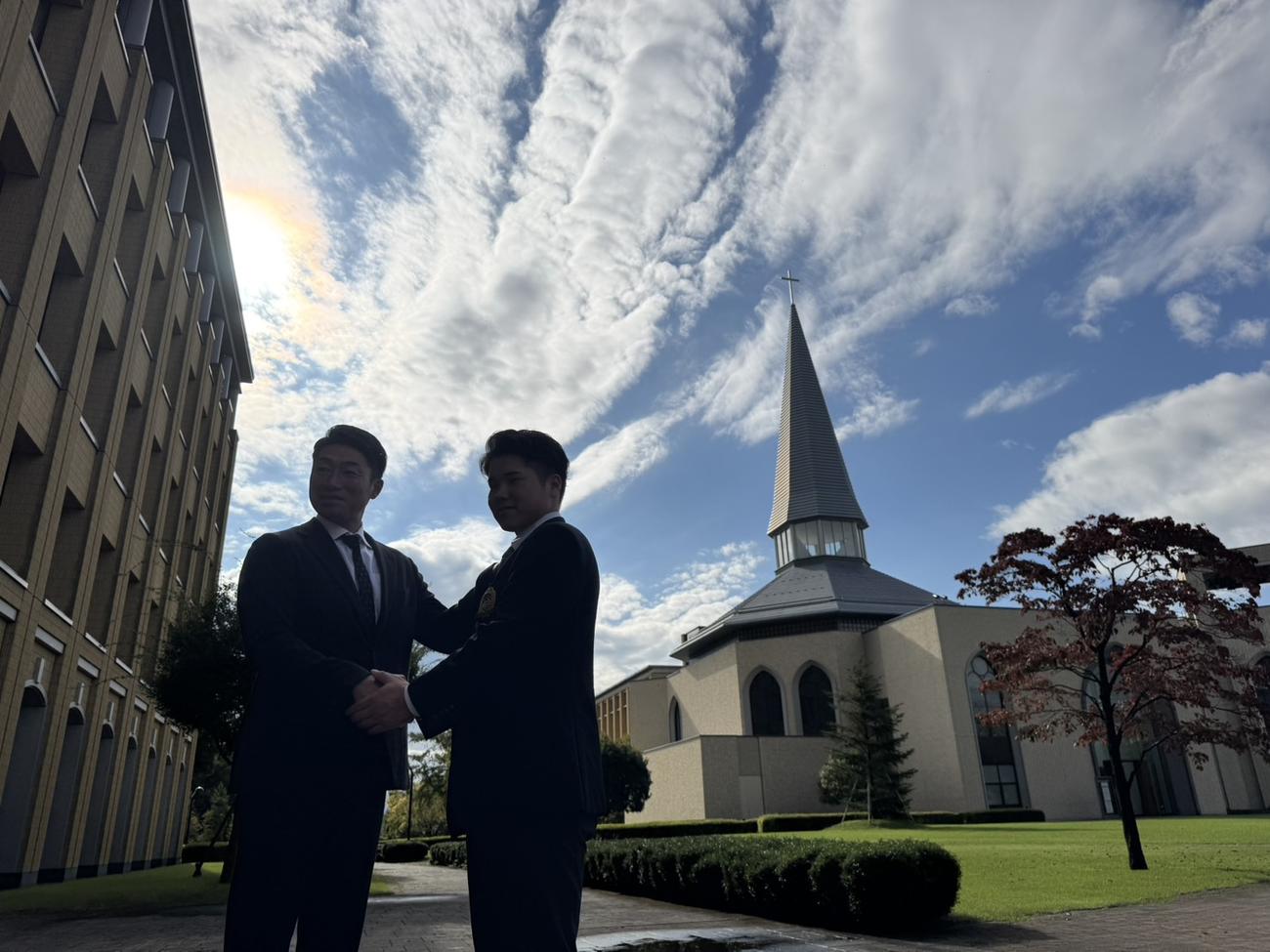 指名あいさつを受けたDeNAドラフト1位の青学大・小田（右）と相川新監督（撮影・小早川宗一郎）
