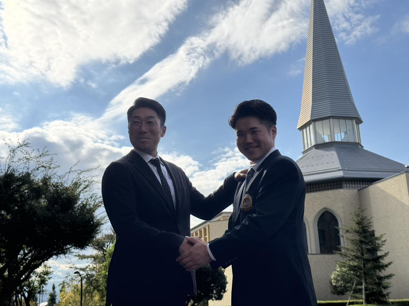 指名あいさつを受けたDeNAドラフト1位の青学大・小田（右）と相川新監督（撮影・小早川宗一郎）