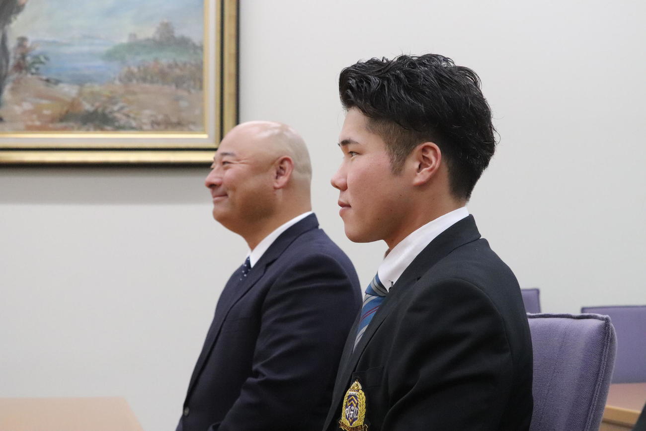 指名あいさつを受けたDeNAドラフト1位の青学大・小田（右）と安藤監督（左）（撮影・小早川宗一郎）