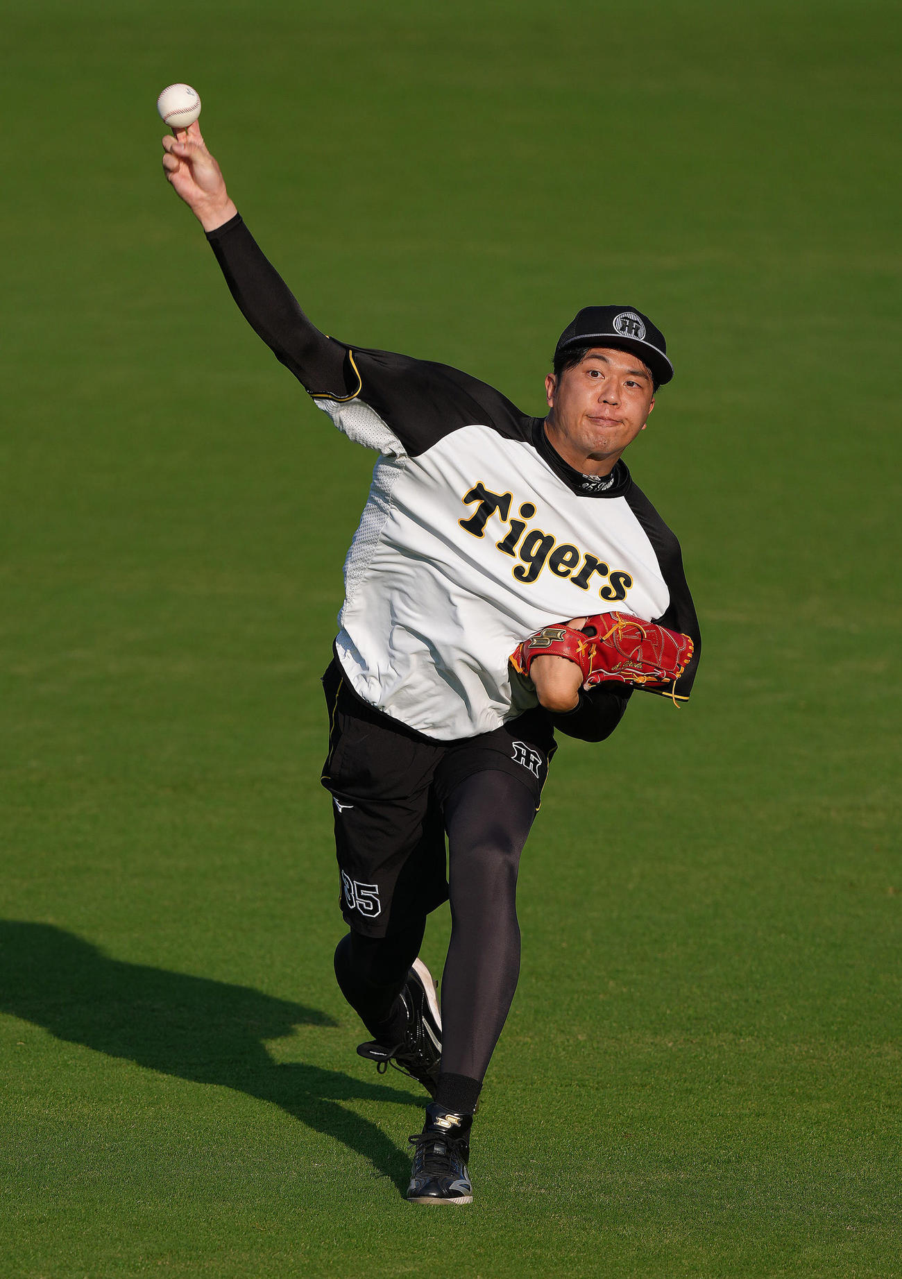 キャッチボールで調整する阪神才木（撮影・足立雅史）
