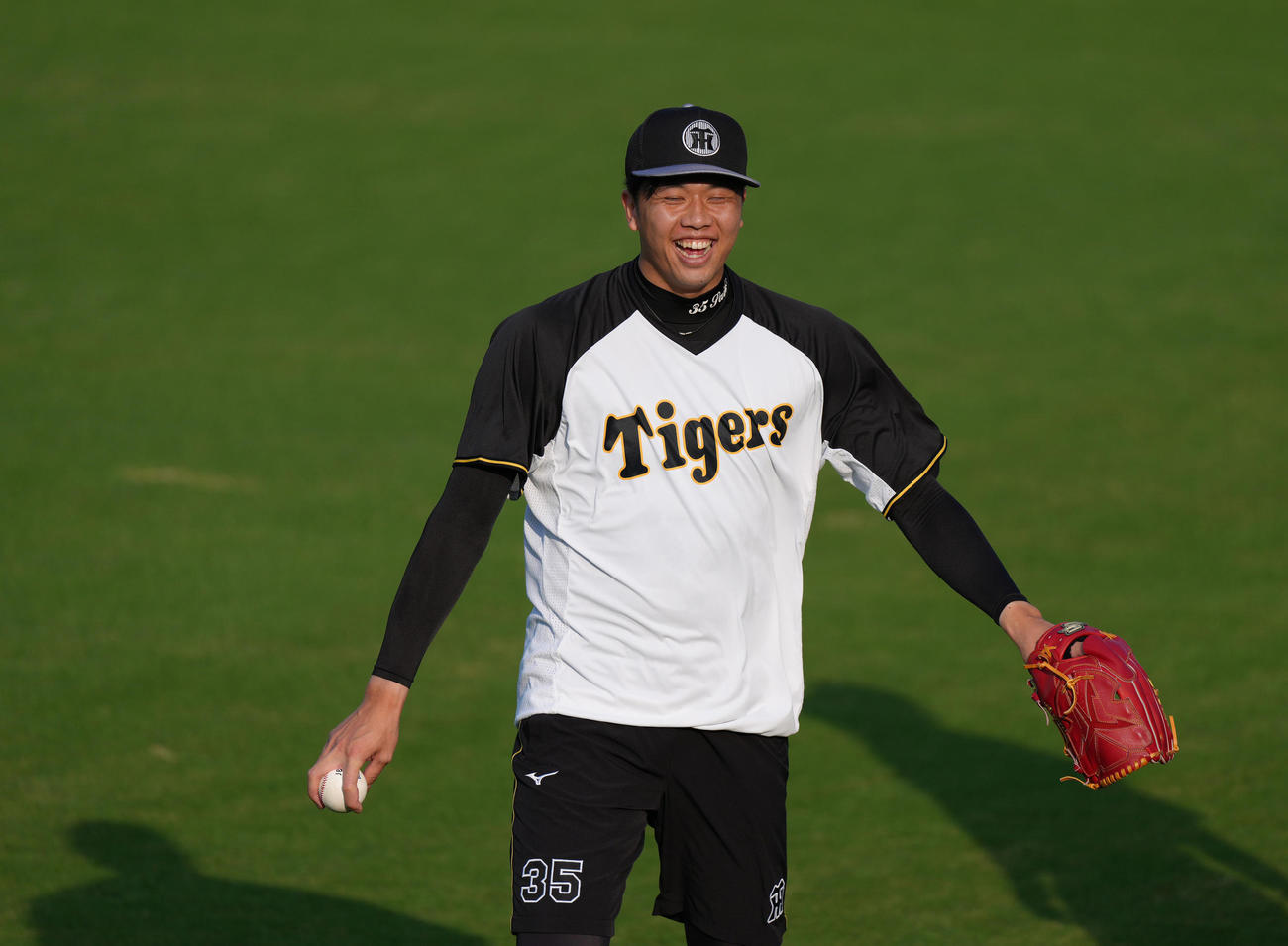キャッチボールを終え、笑顔を見せる阪神才木（撮影・足立雅史）
