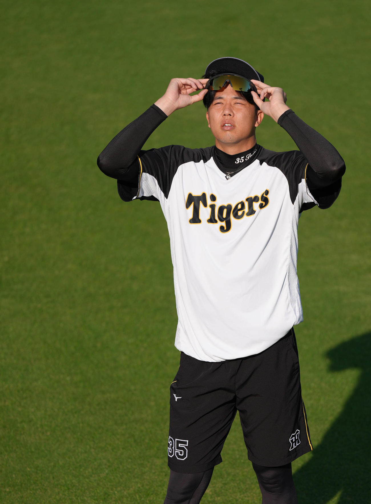まぶしそうに甲子園の空を見上げる阪神才木（撮影・足立雅史）