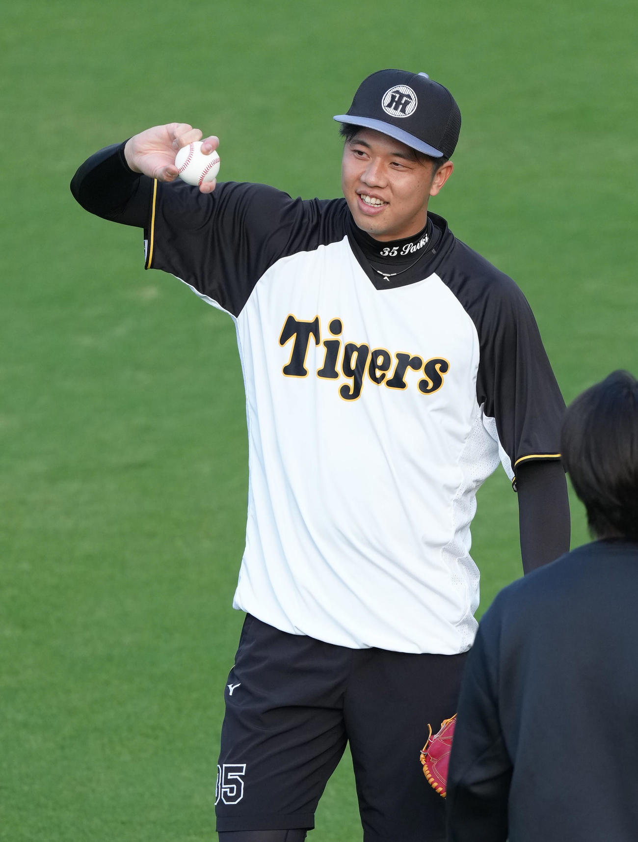 リラックスした表情で練習に臨む阪神才木（撮影・足立雅史）
