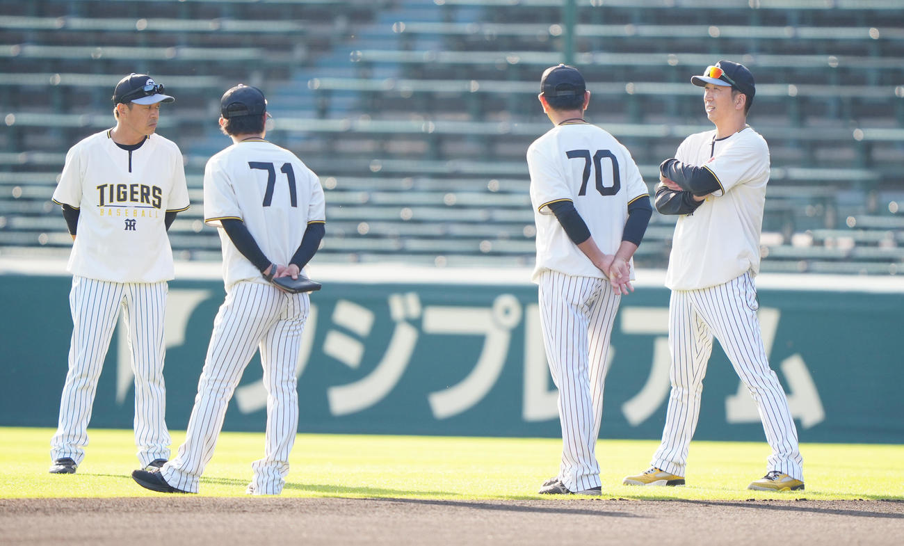 談笑する阪神藤川監督（右）（撮影・鈴木みどり）