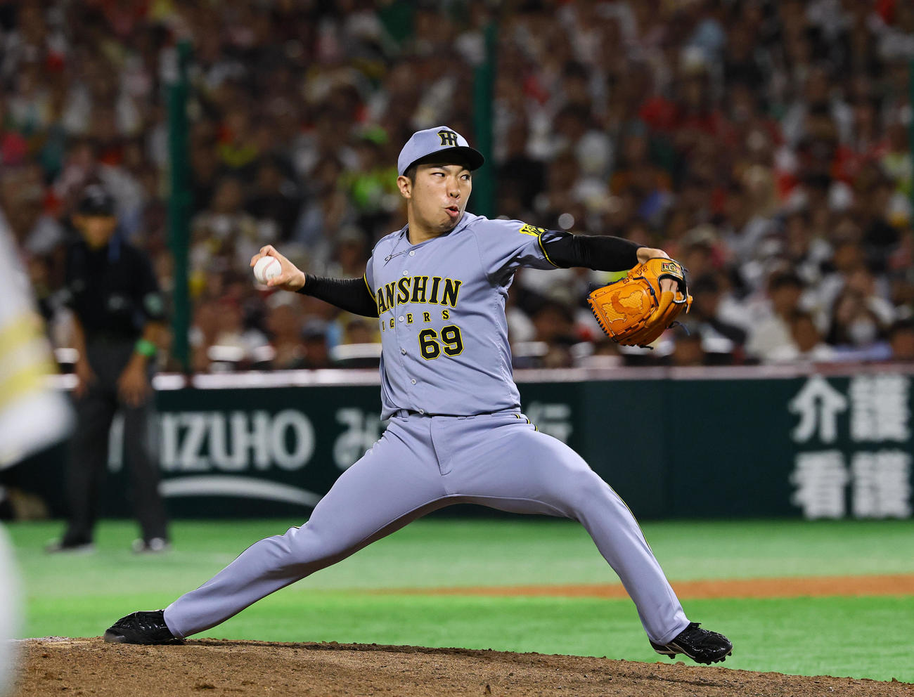 ソフトバンク対阪神　8回途中、3番手で登板した阪神石井（撮影・藤尾明華）