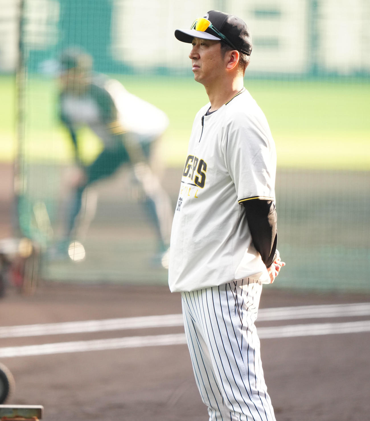 27日、練習を見守る阪神藤川監督（撮影・鈴木みどり）