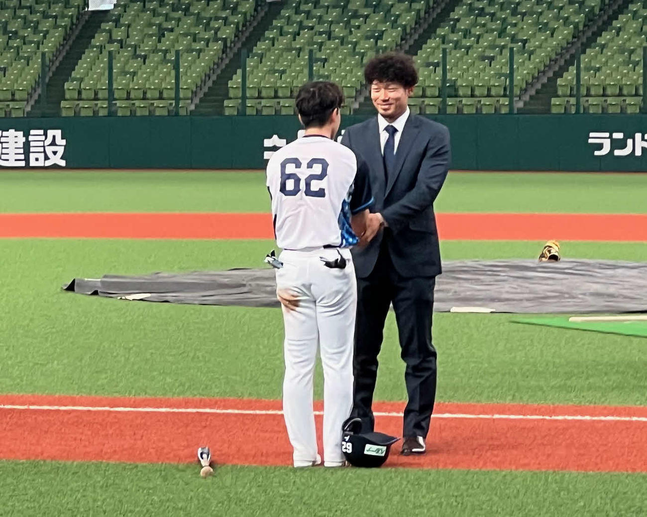 戦力外通告を受けチームメートにあいさつして回る西武田村（右）