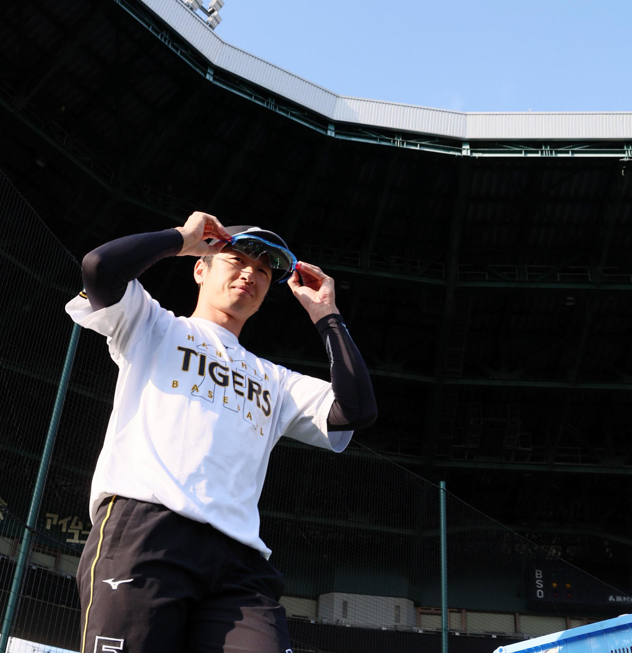 甲子園球場に戻って練習のためグラウンドに出る阪神近本（撮影・加藤哉）