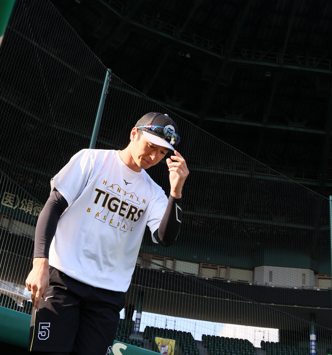 甲子園球場に戻り練習のためグラウンドへ出る前に一礼する阪神近本（撮影・加藤哉）