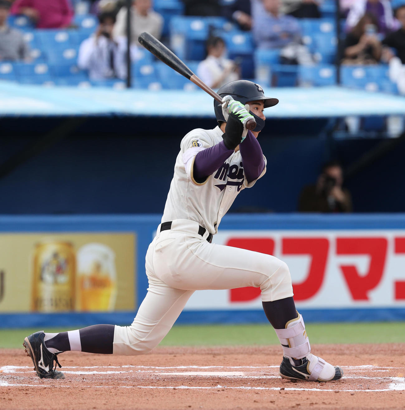明大対立大　1回表明大1死一塁、小島は右前安打を放つ（撮影・柴田隆二）