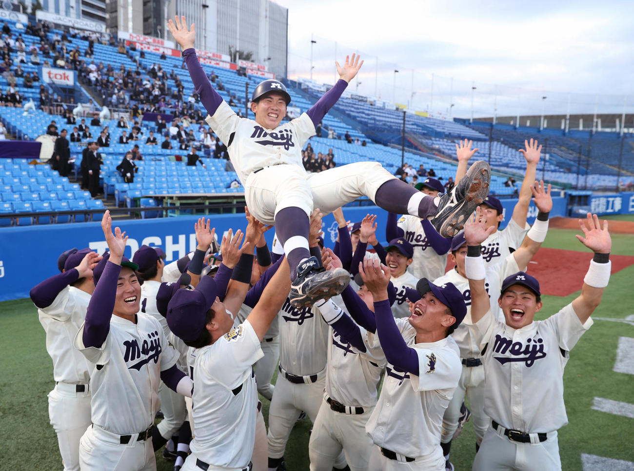 10戦全勝で優勝の明大ナインはバースデーの小島を胴上げする（撮影・柴田隆二）