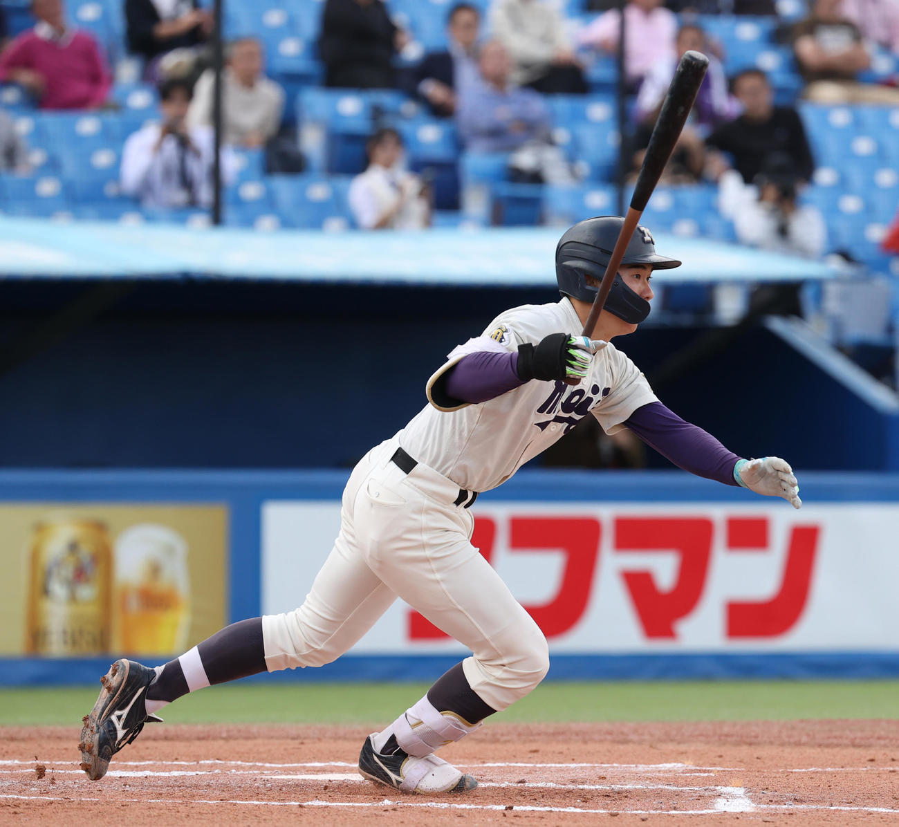 明大対立大　1回表明大1死一塁、小島は右前安打を放つ（撮影・柴田隆二）