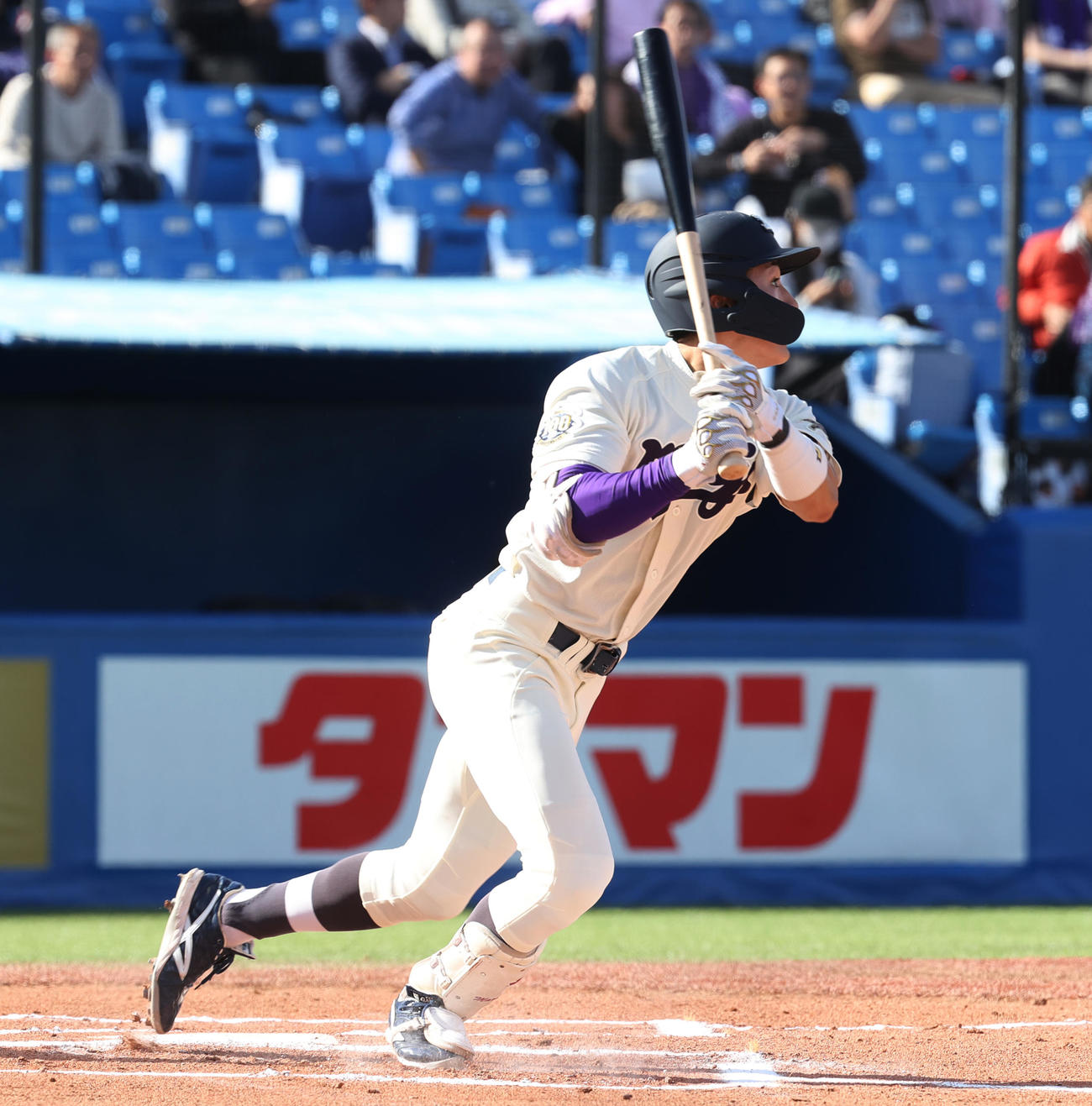 明大対立大　1回表明大無死、岡田は右中間三塁打を放つ（撮影・柴田隆二）