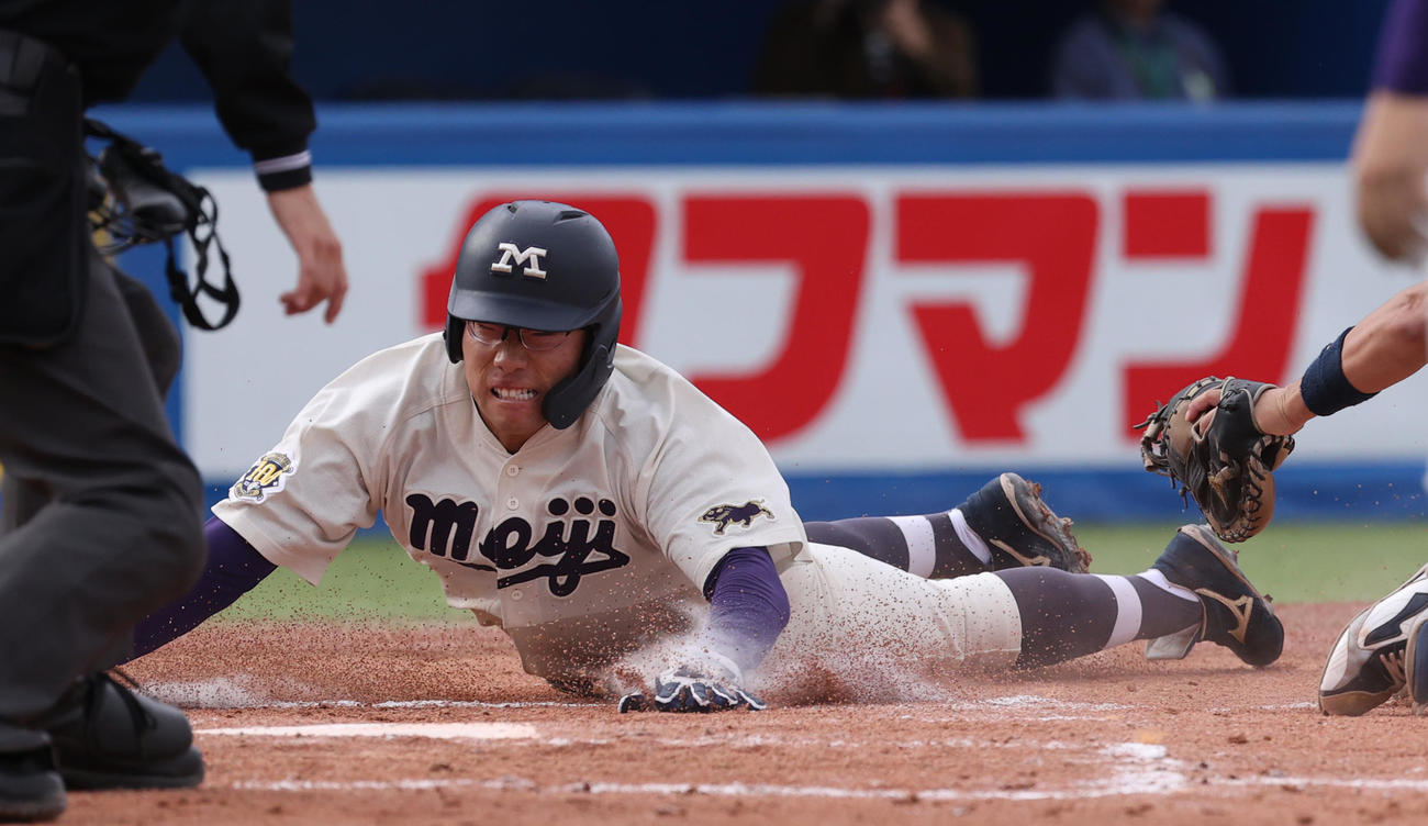 明大対立大　3回表明大1死一、三塁、木本の左中間適時二塁打で一塁走者瀬が生還する（撮影・柴田隆二）