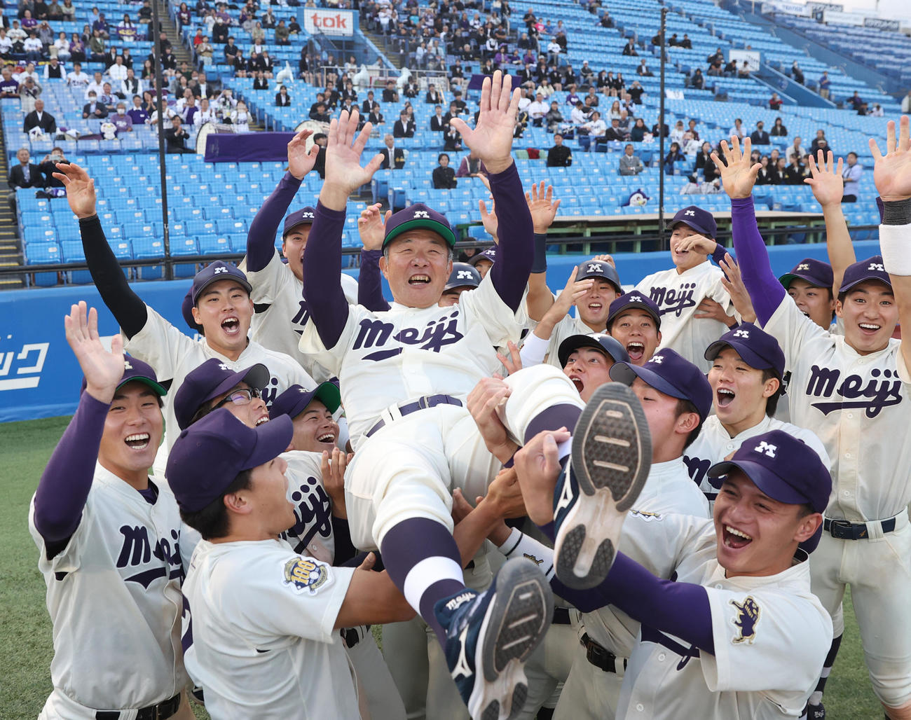 10戦全勝で優勝を決めた明大ナインは戸塚監督を胴上げする（撮影・柴田隆二）