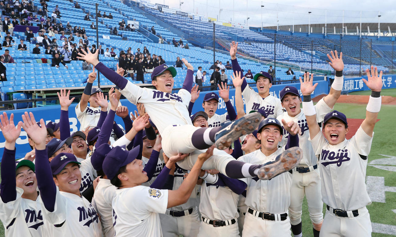 10戦全勝で優勝の明大ナインは大川を胴上げする（撮影・柴田隆二）
