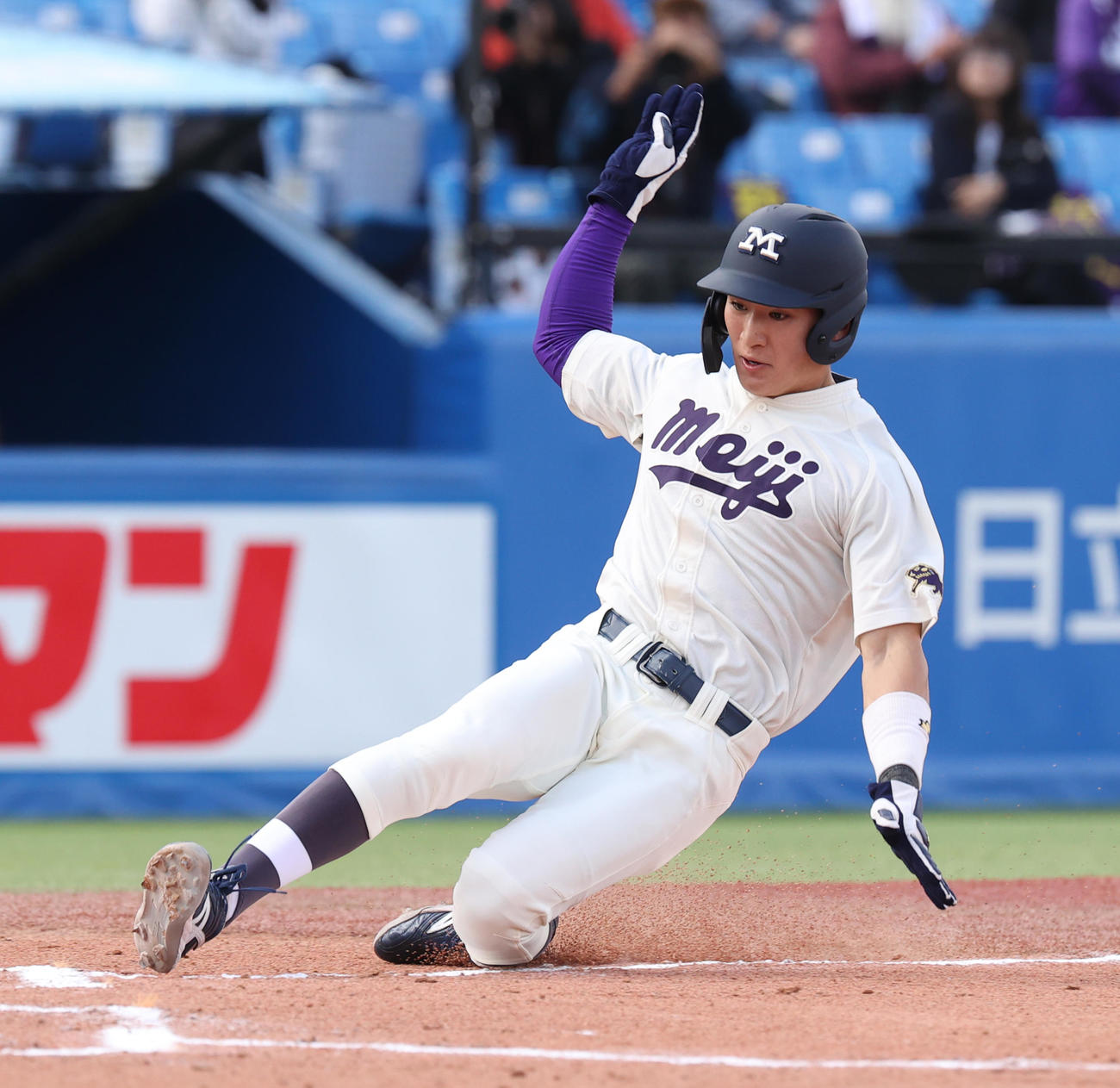 明大対立大　1回表明大無死三塁、田上の左犠飛で三塁走者岡田が生還する（撮影・柴田隆二）