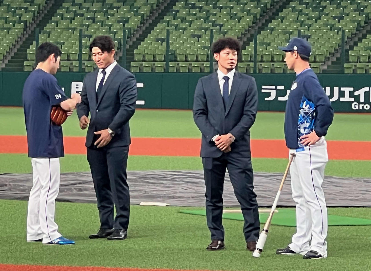 戦力外通告を受けチーム関係者にあいさつする西武野村大