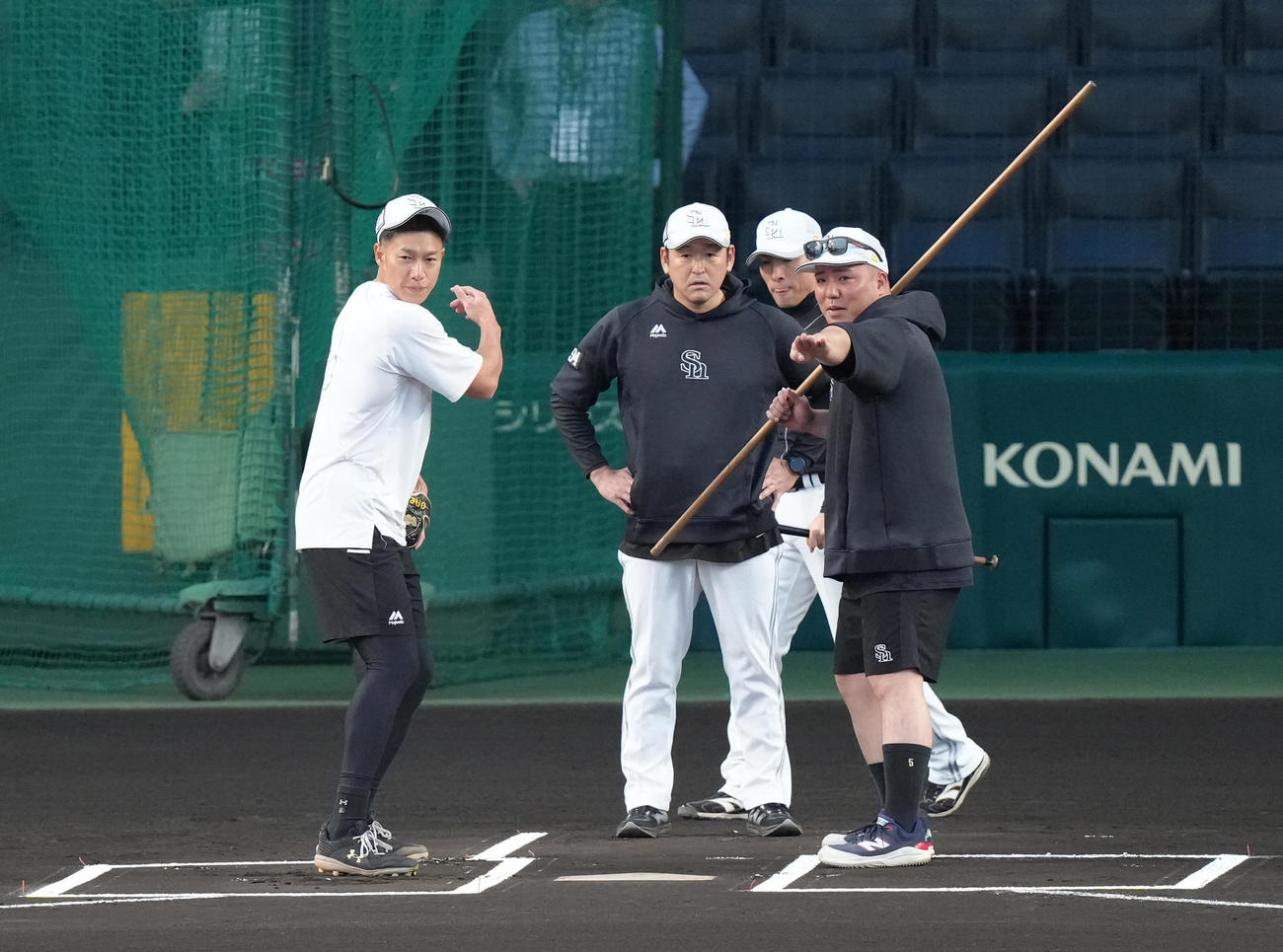 練習前、甲子園の打席に同時に立つソフトバンクの柳田（左）と山川（撮影・足立雅史）