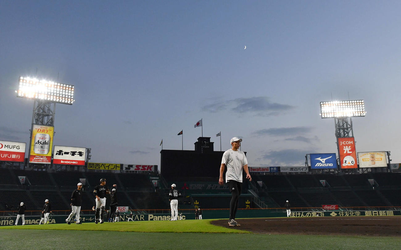 阪神甲子園球場で練習を行った柳田（中央）らソフトバンクナイン（撮影・岩下翔太）
