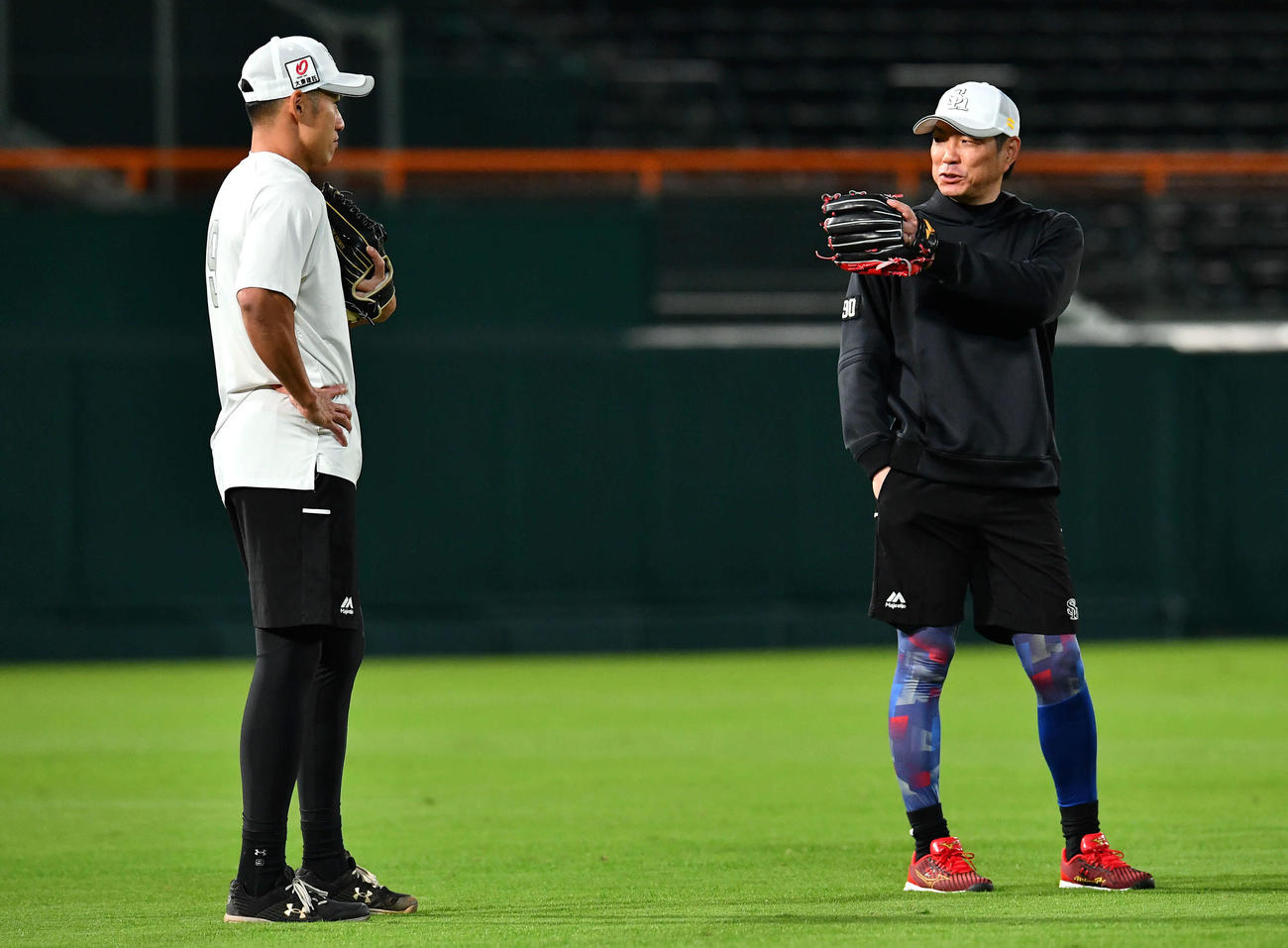 柳田（左）と話すソフトバンク小久保監督（撮影・岩下翔太）