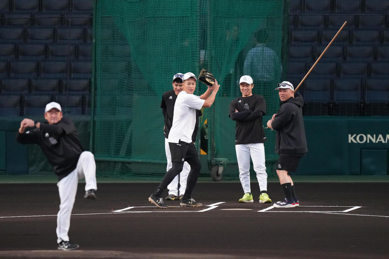練習前、甲子園の打席に同時に立つソフトバンクの柳田（左）と山川（撮影・足立雅史）