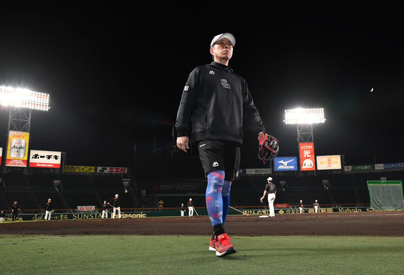 27日、全体練習を終えて引き揚げるソフトバンク小久保監督（撮影・岩下翔太）