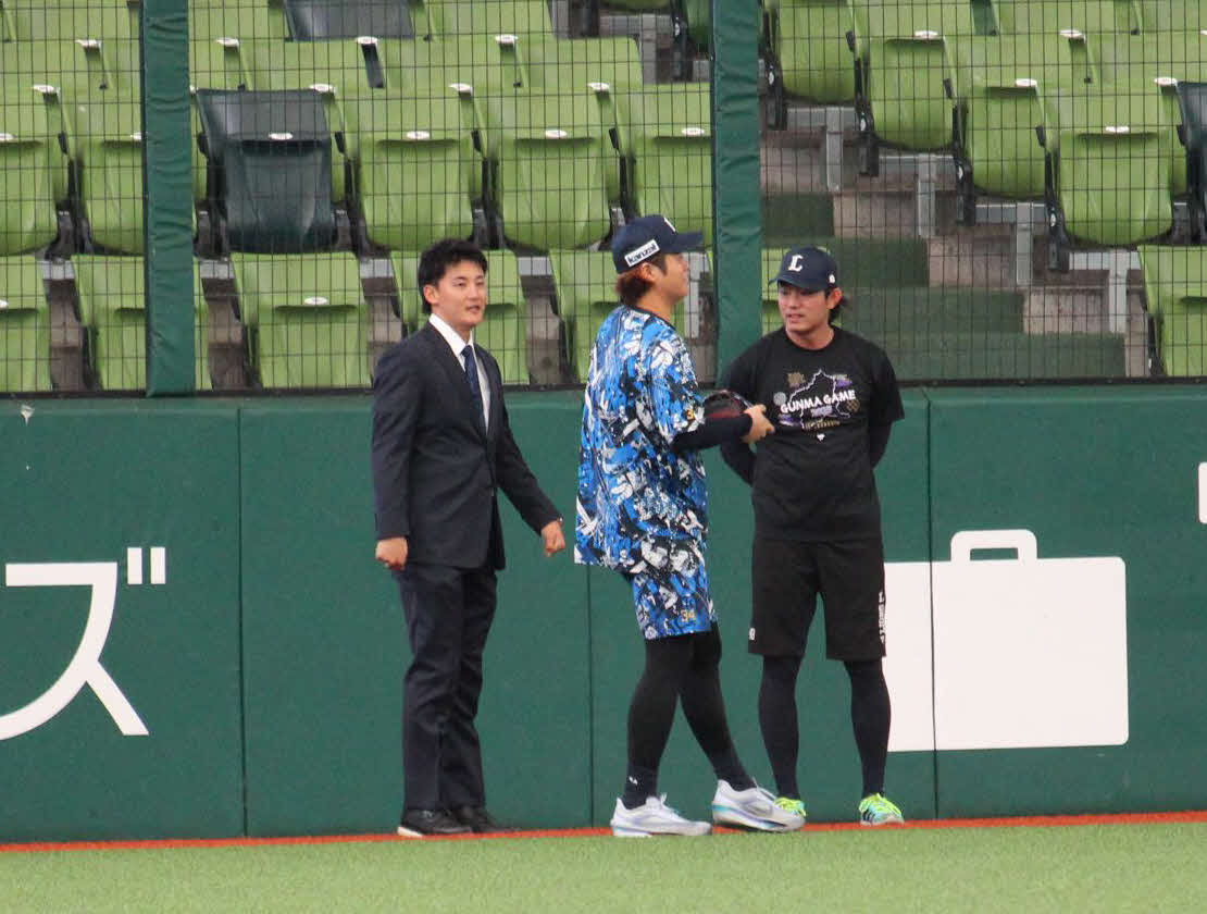 戦力外通告を受け今井（右）らチームメートにあいさつに行く西武元山（左）