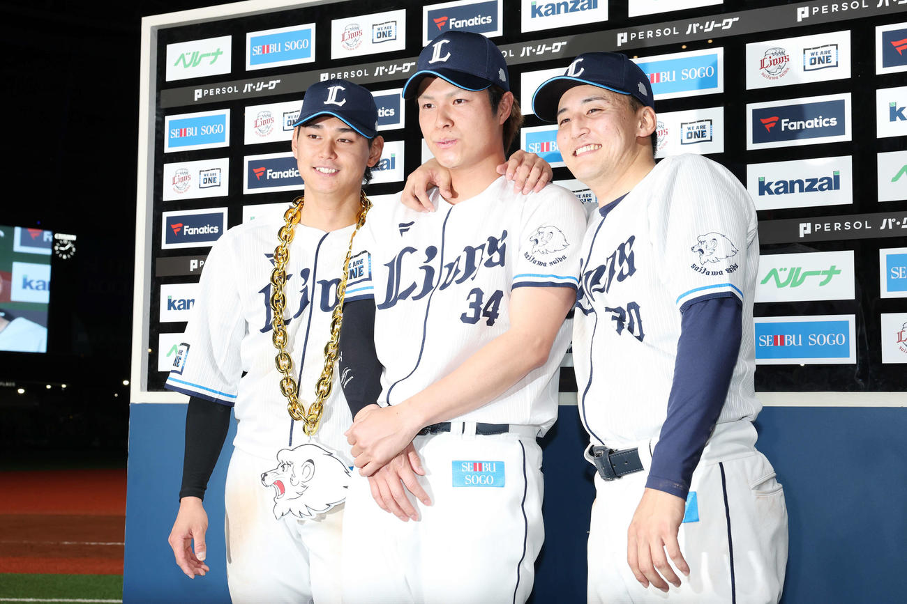 西武対ソフトバンク　お立ち台で笑顔を見せる西武西川愛也（左）、甲斐野央（中央）、元山飛優（2025年5月7日撮影）