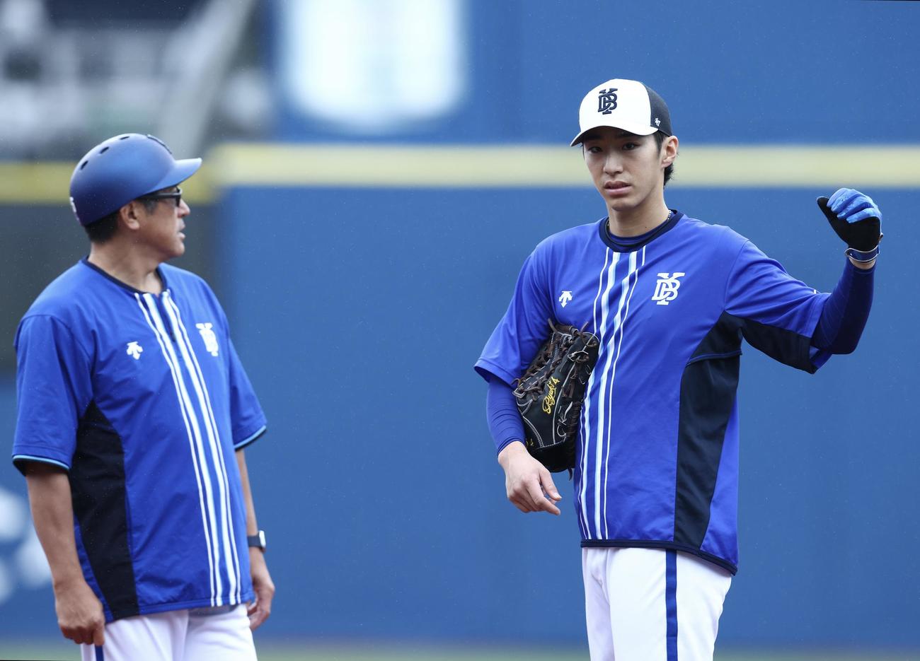 度会（右）と話す石井コーチ（2024年撮影）