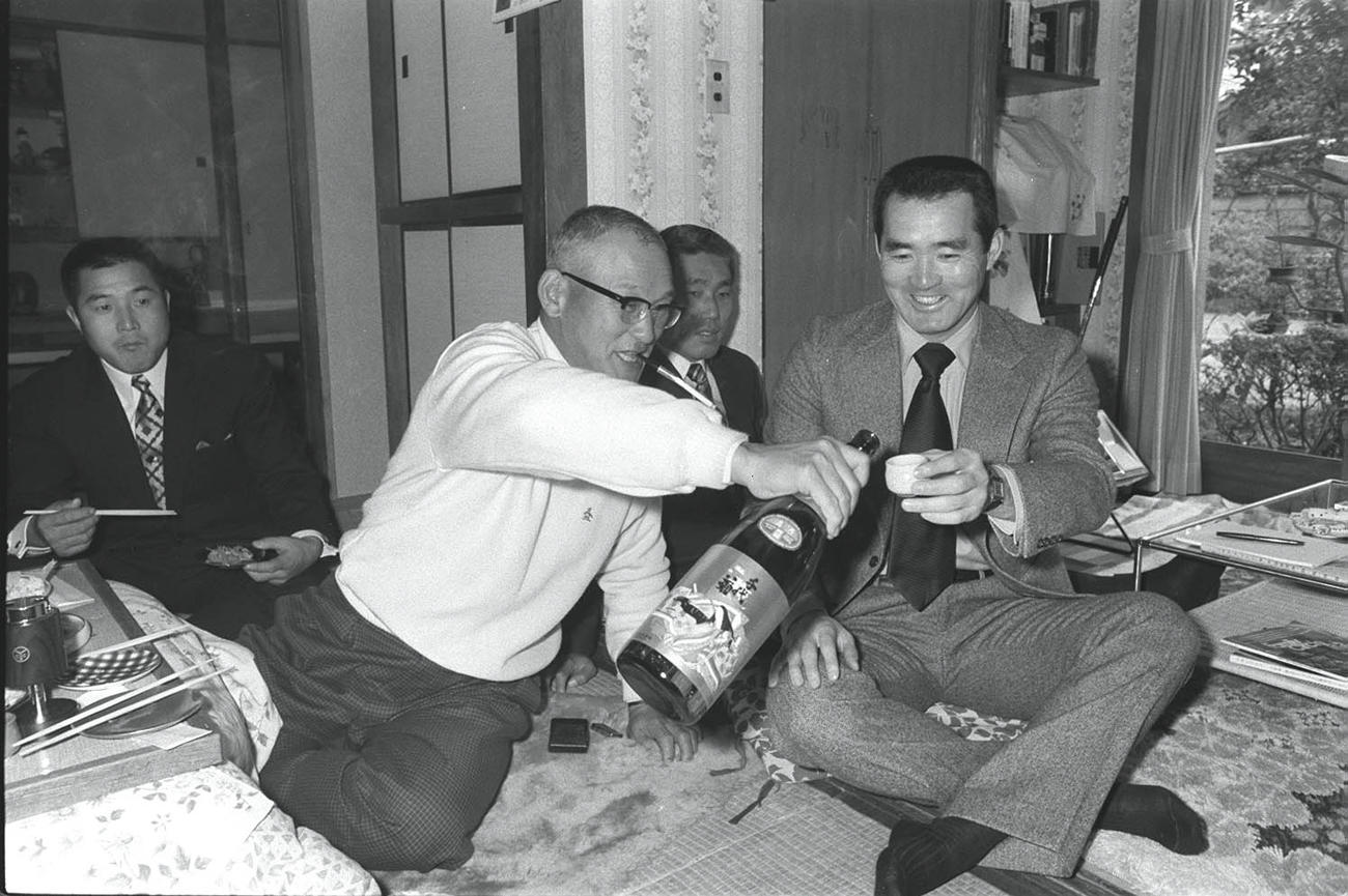 川上哲治監督から酒をついでもらう長嶋茂雄（1972年1月撮影）