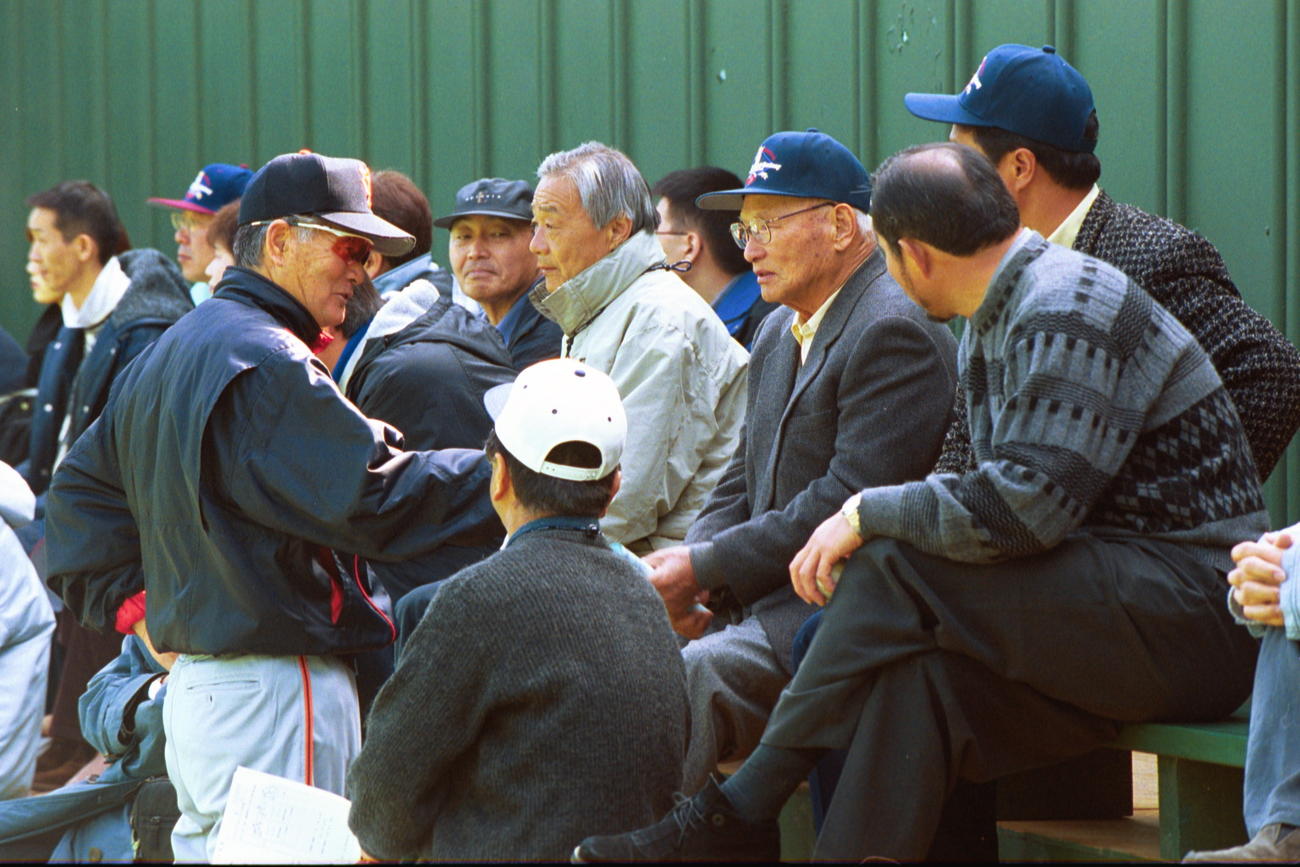 長嶋茂雄監督（左）と話す川上哲治氏（2001年2月撮影）