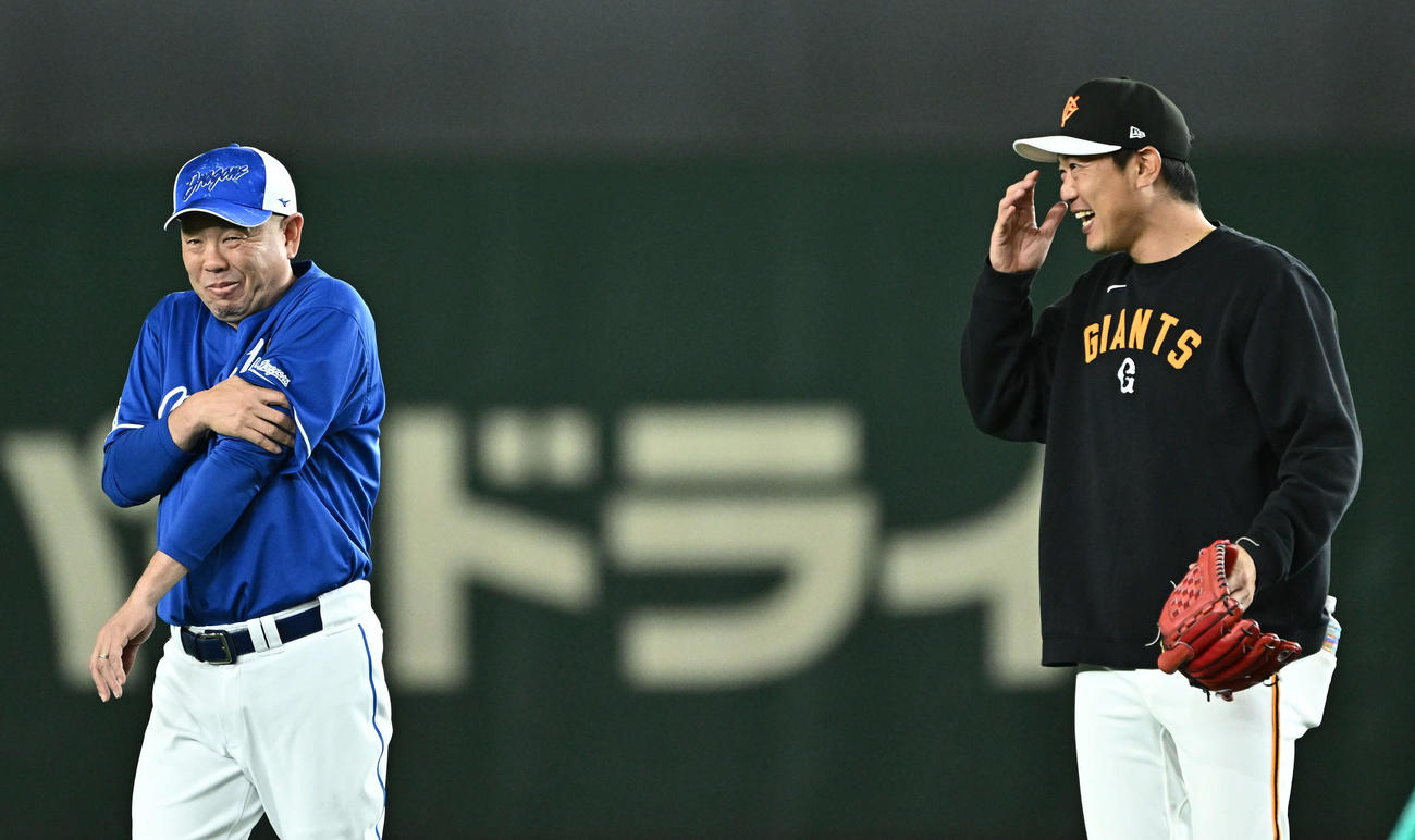 巨人内海コーチと談笑する中日小田コーチ（左）（2024年4月撮影）