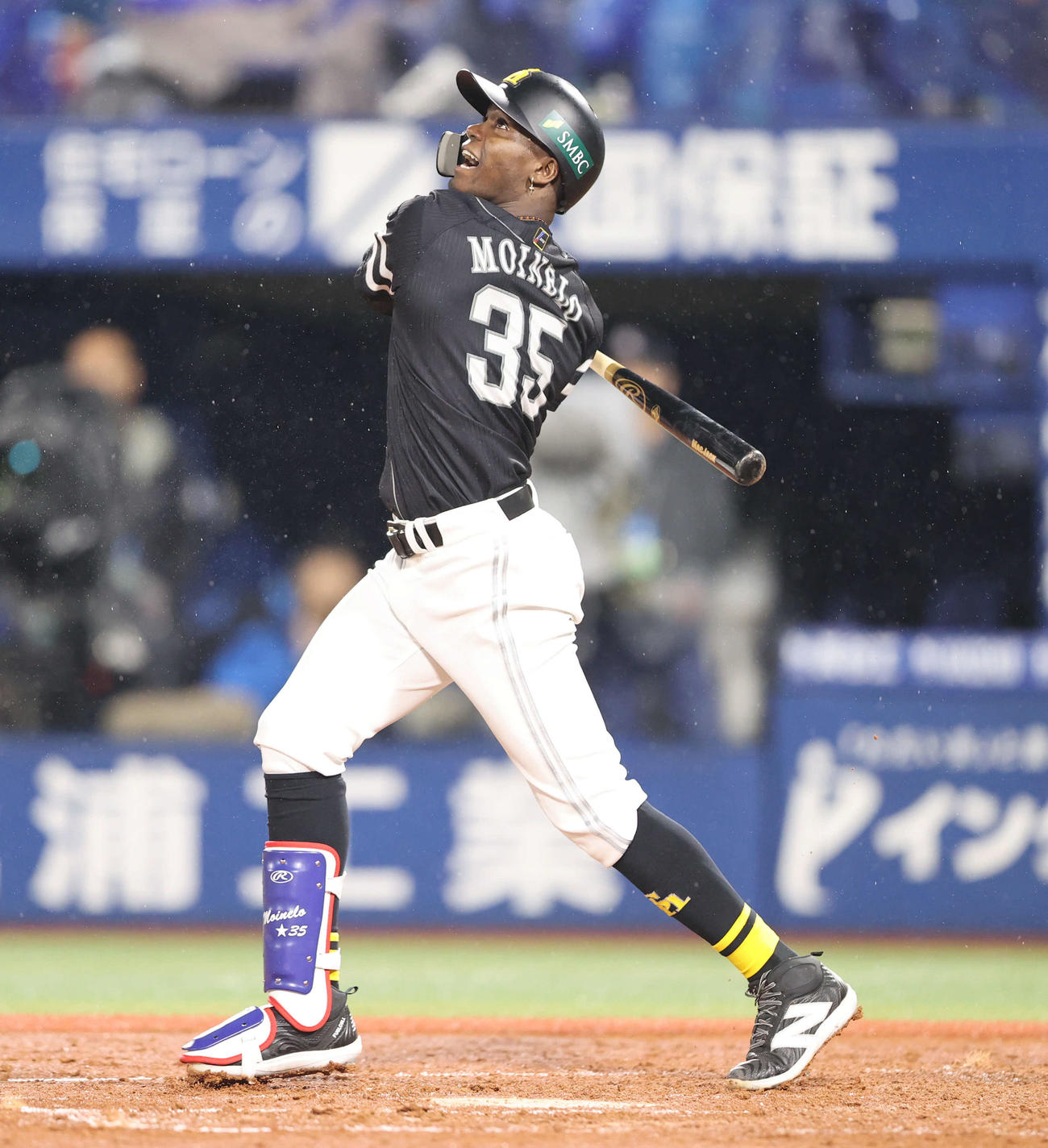 左打席で左飛を打つソフトバンクのモイネロ（2024年10月27日）