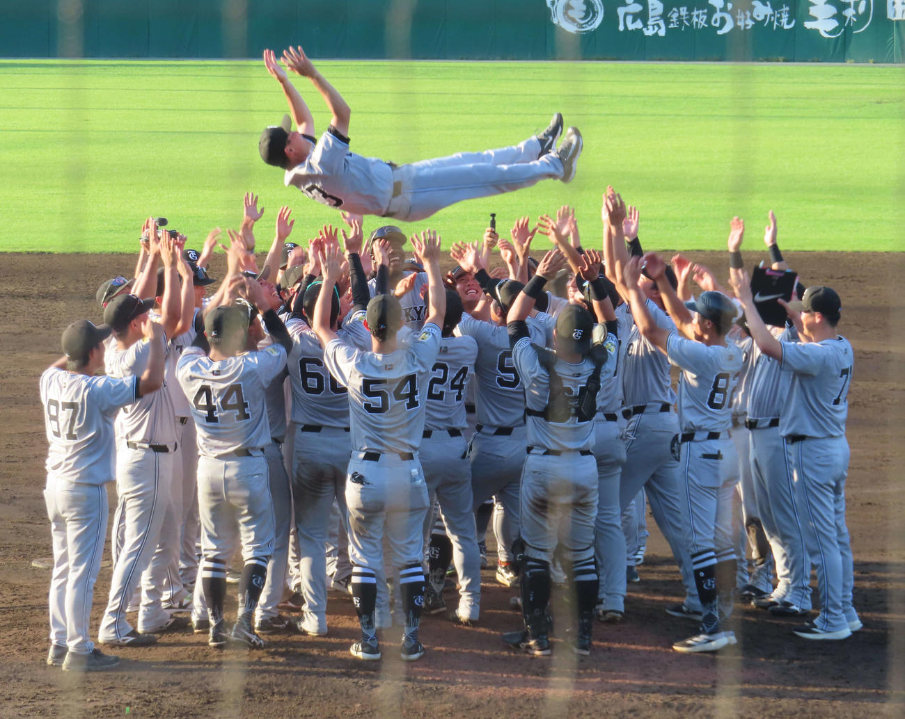2025年9月16日、イースタン・リーグ優勝を決めて胴上げされる巨人桑田2軍監督（撮影・水谷京裕）